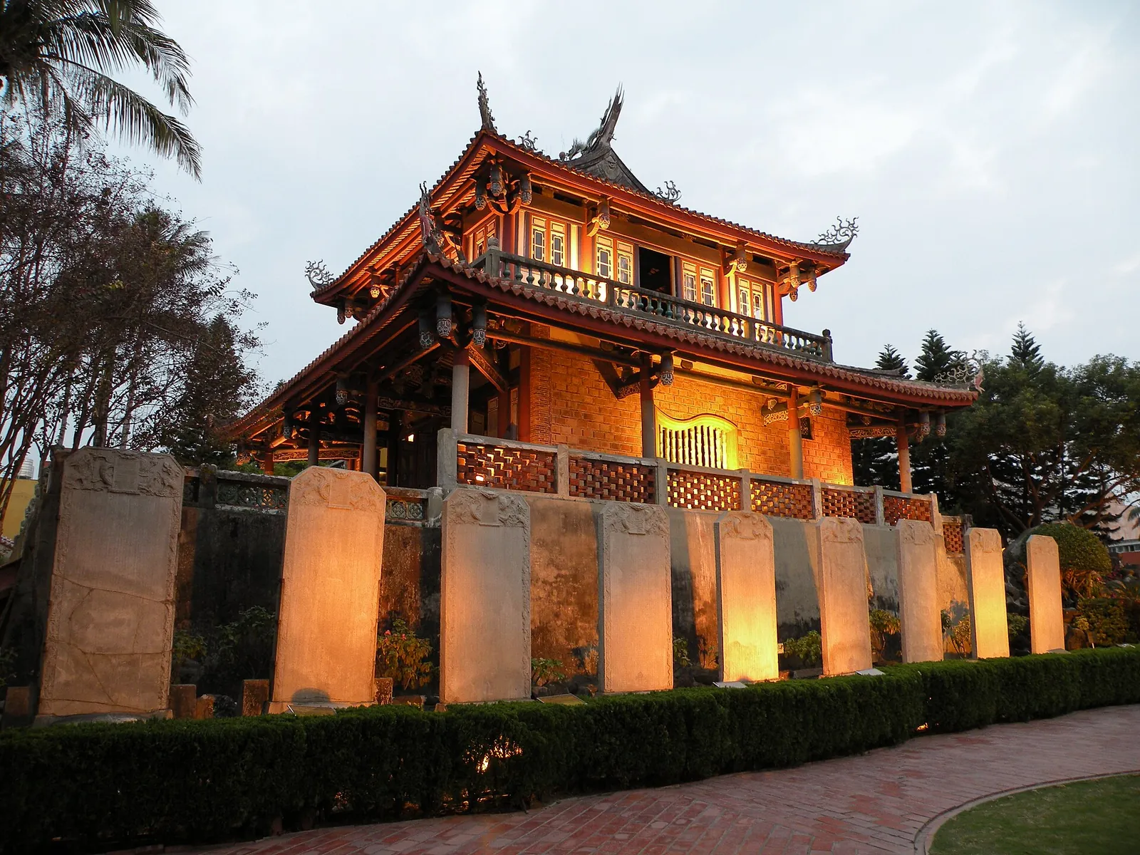 Torre Chihkan e giardino frontale a Tainan