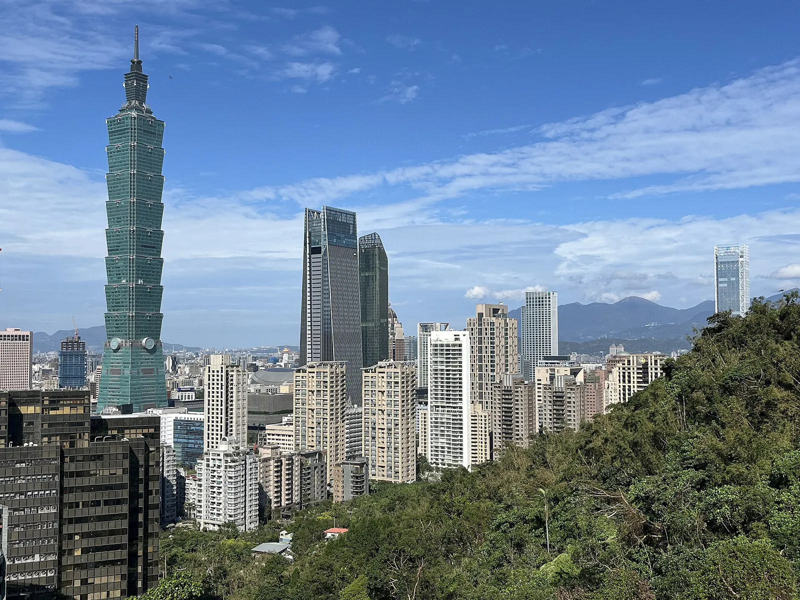 Taipei 101 over Xinyis gader under en blå himmel