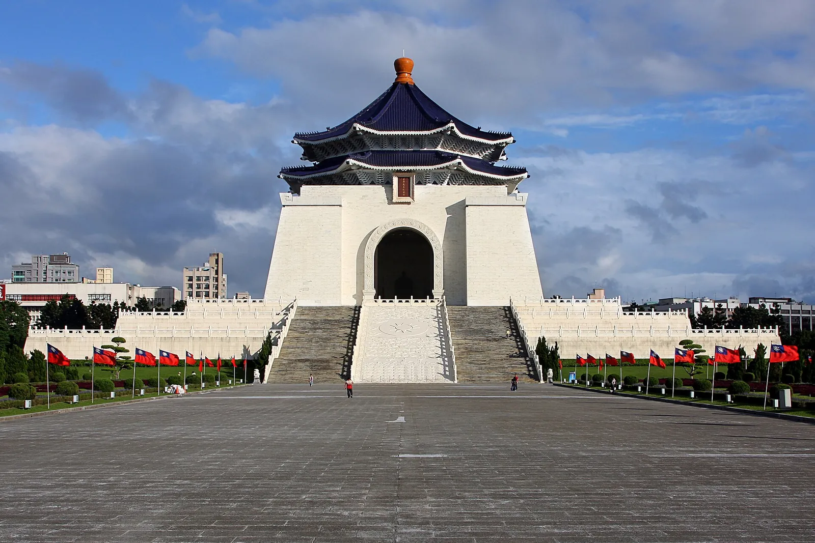 Hvid mindehal og stor plads ved Chiang Kai-shek Memorial Hall