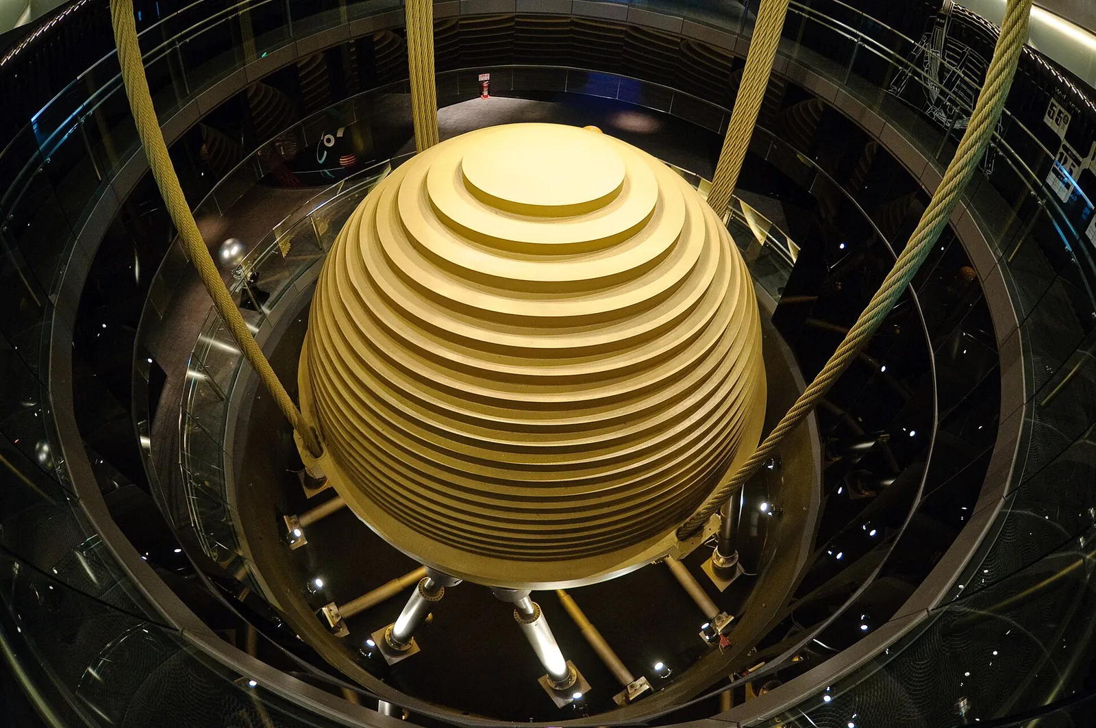 Den guldfarvede afstemte massedæmper inde i Taipei 101
