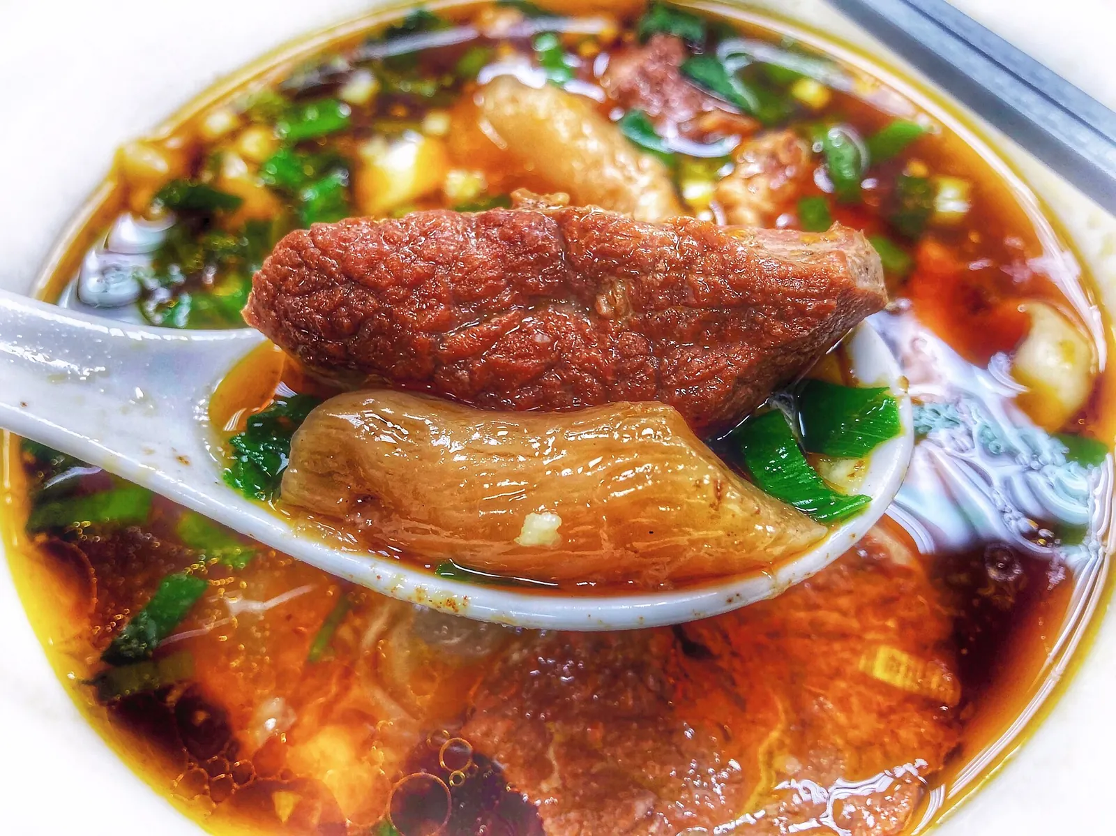 Skål med taiwansk oksekødsnudelsuppe fotograferet i Taipei