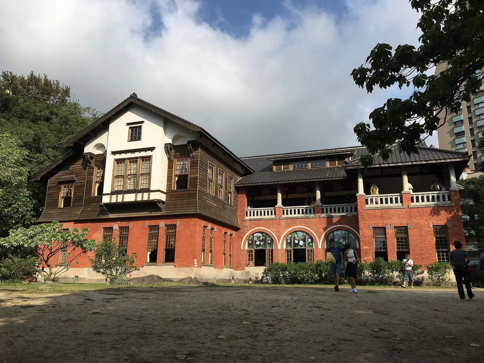 Mursten og træ på ydersiden af Beitou Hot Spring Museum