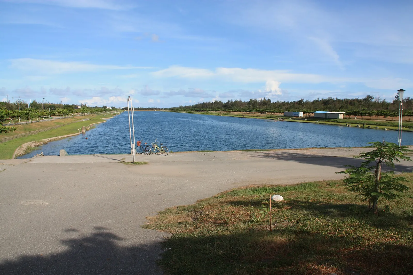 Jezero a otevřené cesty v Taitung Forest Park