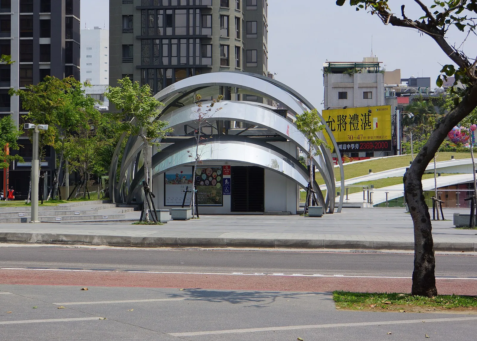 Bogengebäude und bepflanzte Bereiche am Calligraphy Greenway Square in Taichung