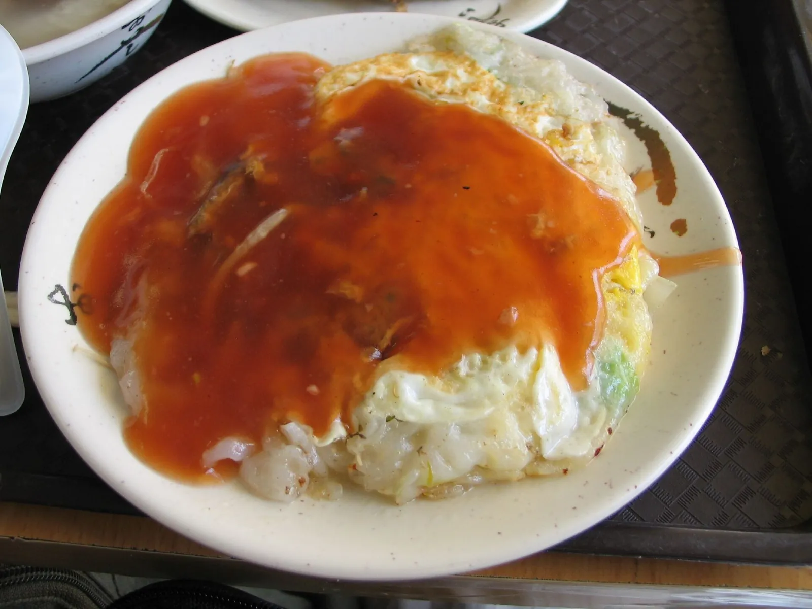 Ein Austernomelett mit Sauce auf einem Teller in Tainan