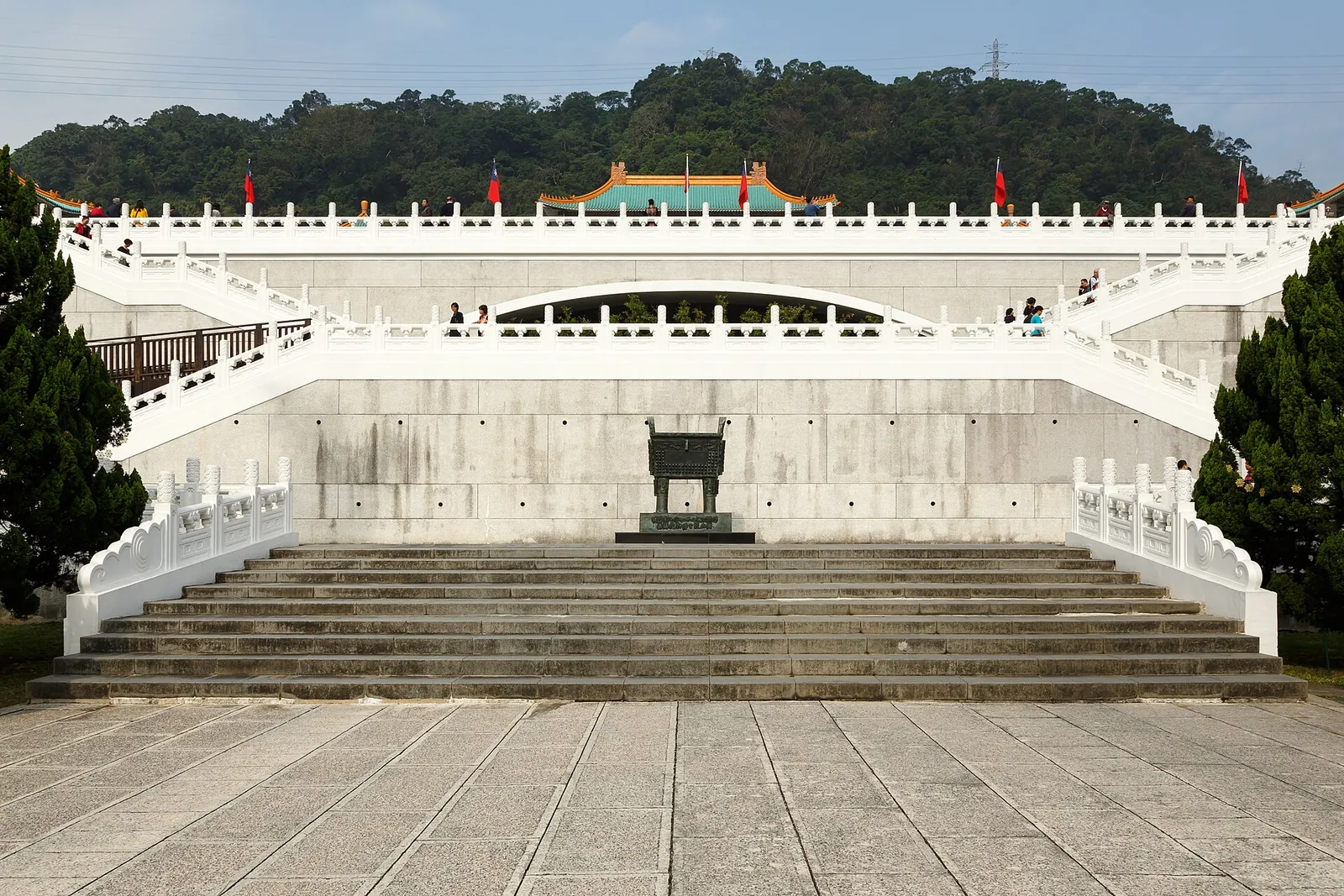 Escalones y balaustradas blancas en National Palace Museum de Taipei