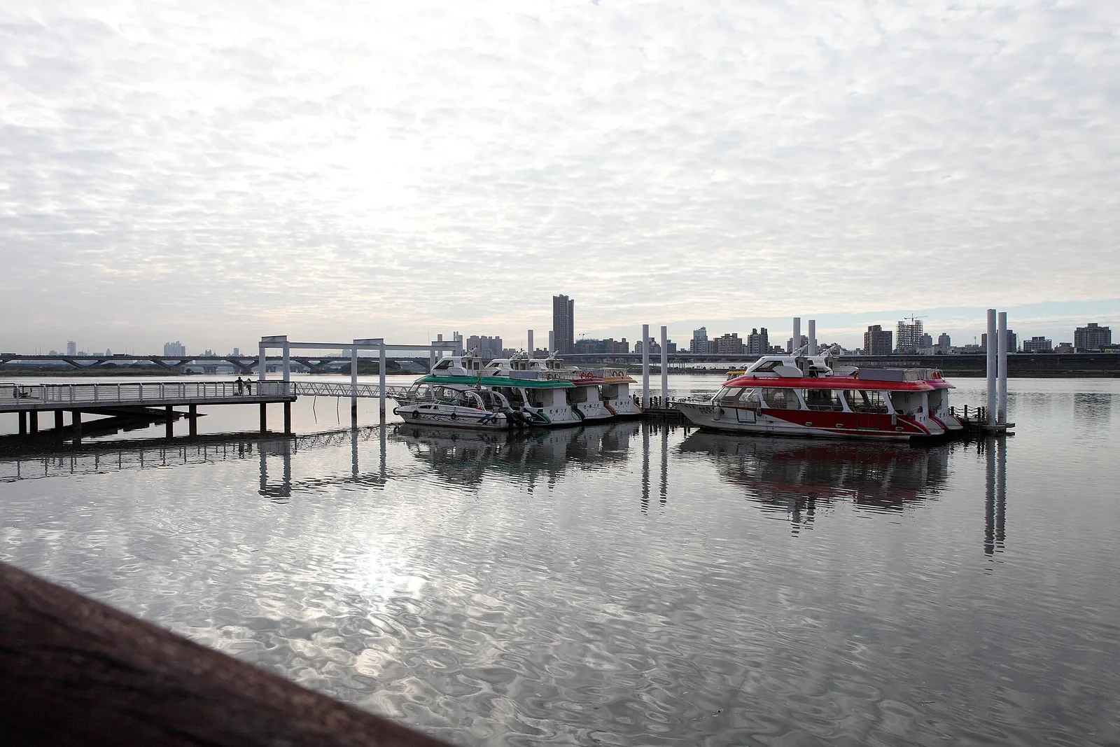 Barcos amarrados junto al Tamsui River en Dadaocheng Wharf