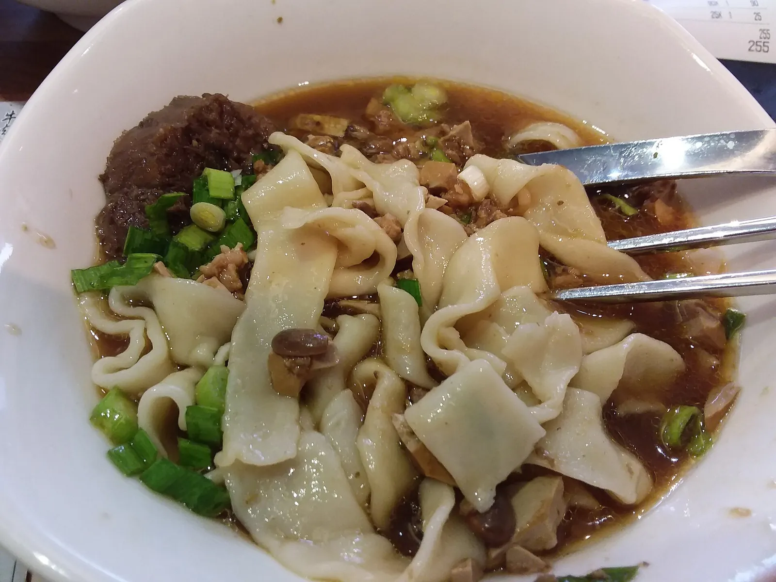 Fideos anchos y ternera en un cuenco de caldo en un restaurante de Taipei