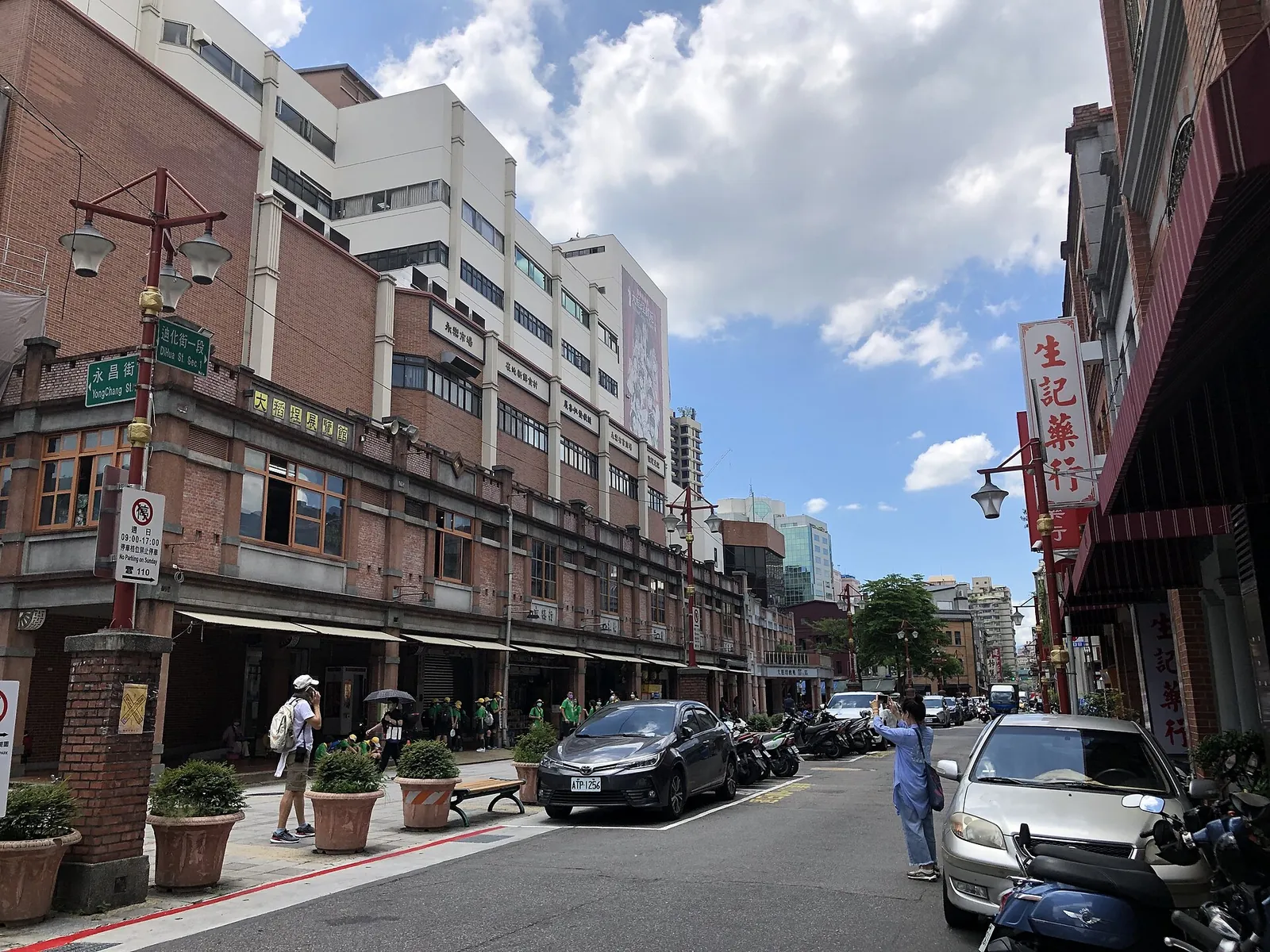 Liikkeiden julkisivuja ja markkinarakennuksia Taipein Dihua Streetillä