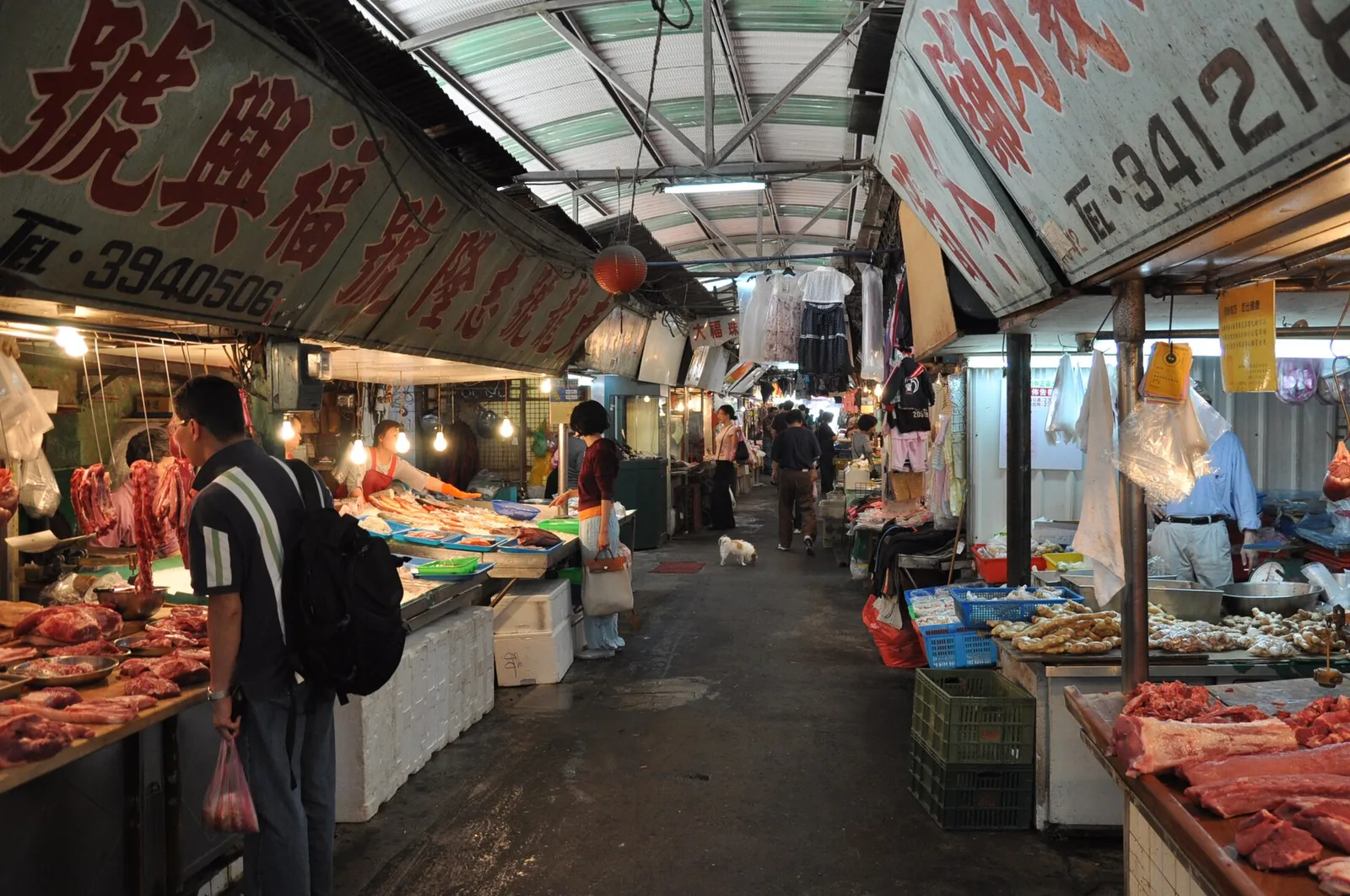 Ruokakojuja Taipein Dongmen Marketin käytävän varrella