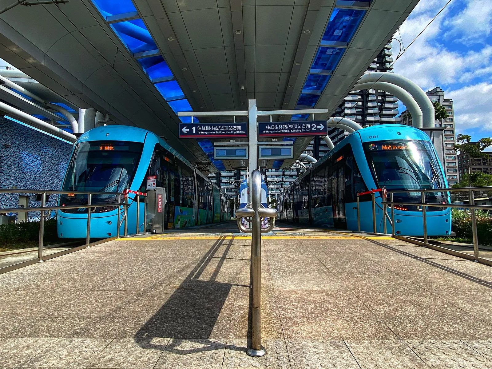 Tramvaje ve stanici lehké železnice Tamsui Fisherman’s Wharf