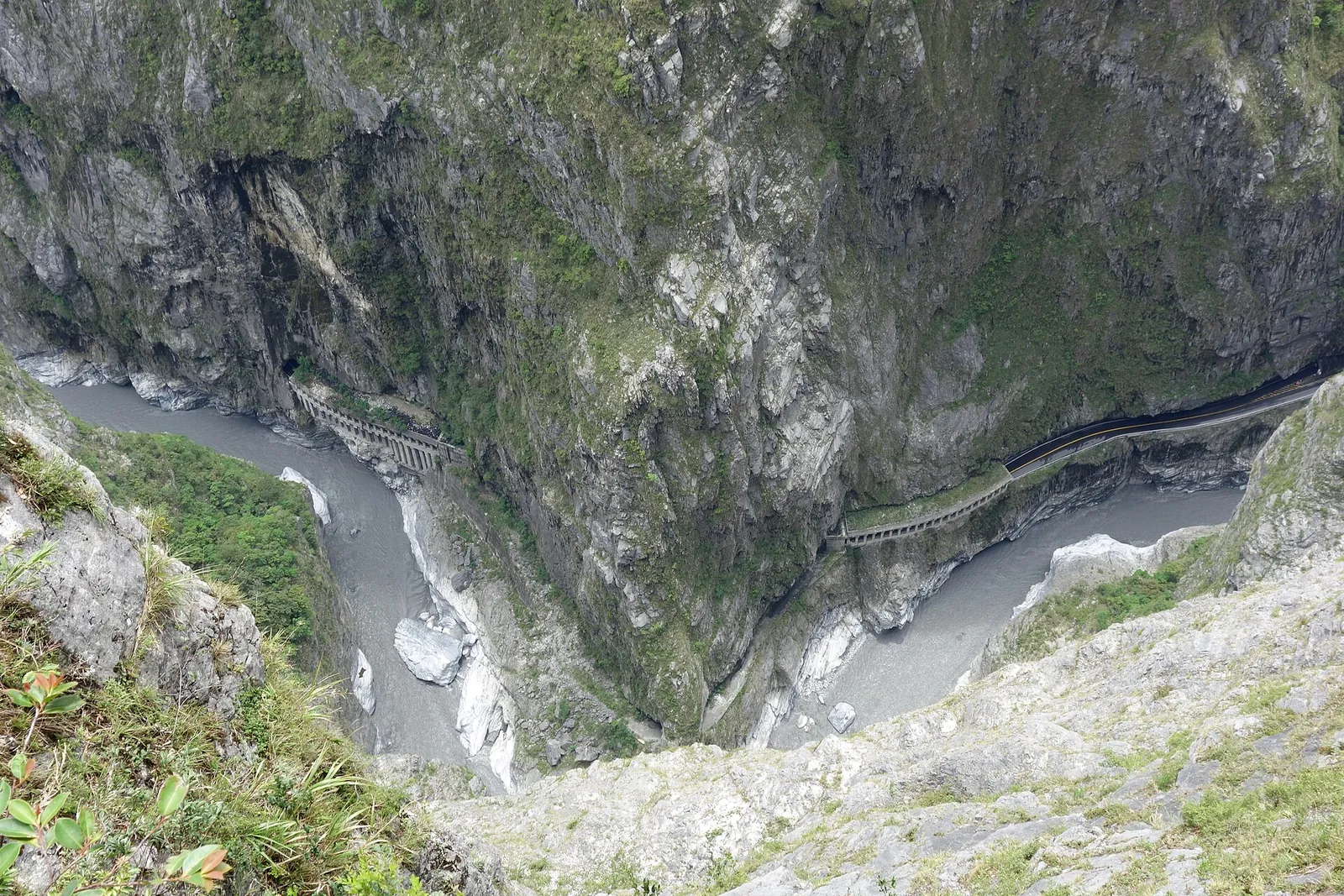 Historisk udsigt fra en klippe over Taroko-kløften og Zhuilu-tunnelen