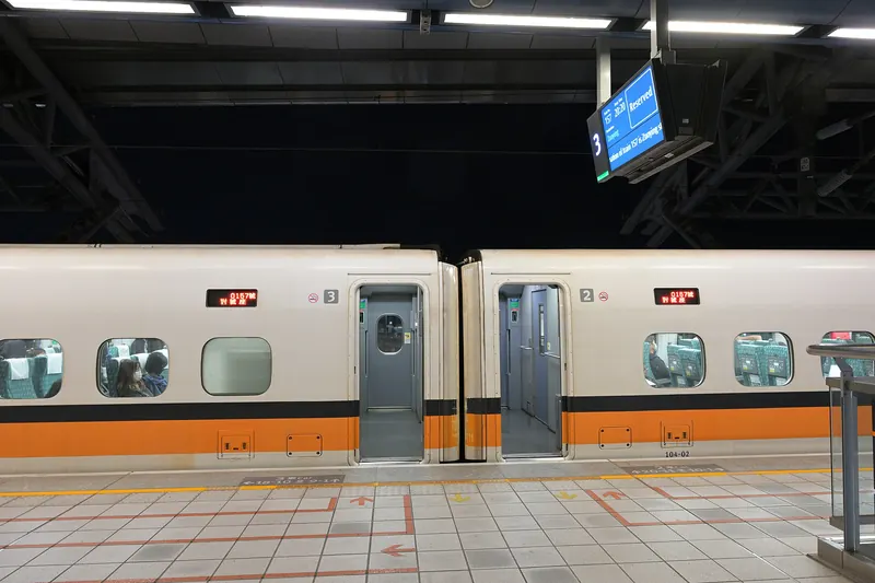 Vlak Taiwan High Speed Rail vedle nástupiště v Taichung