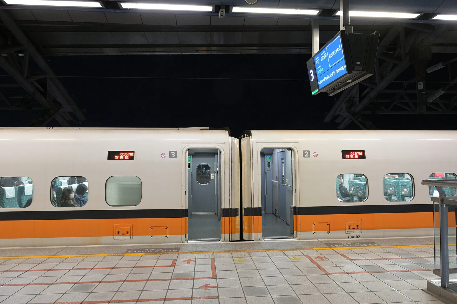 Vlak Taiwan High Speed Rail vedle nástupiště v Taichung