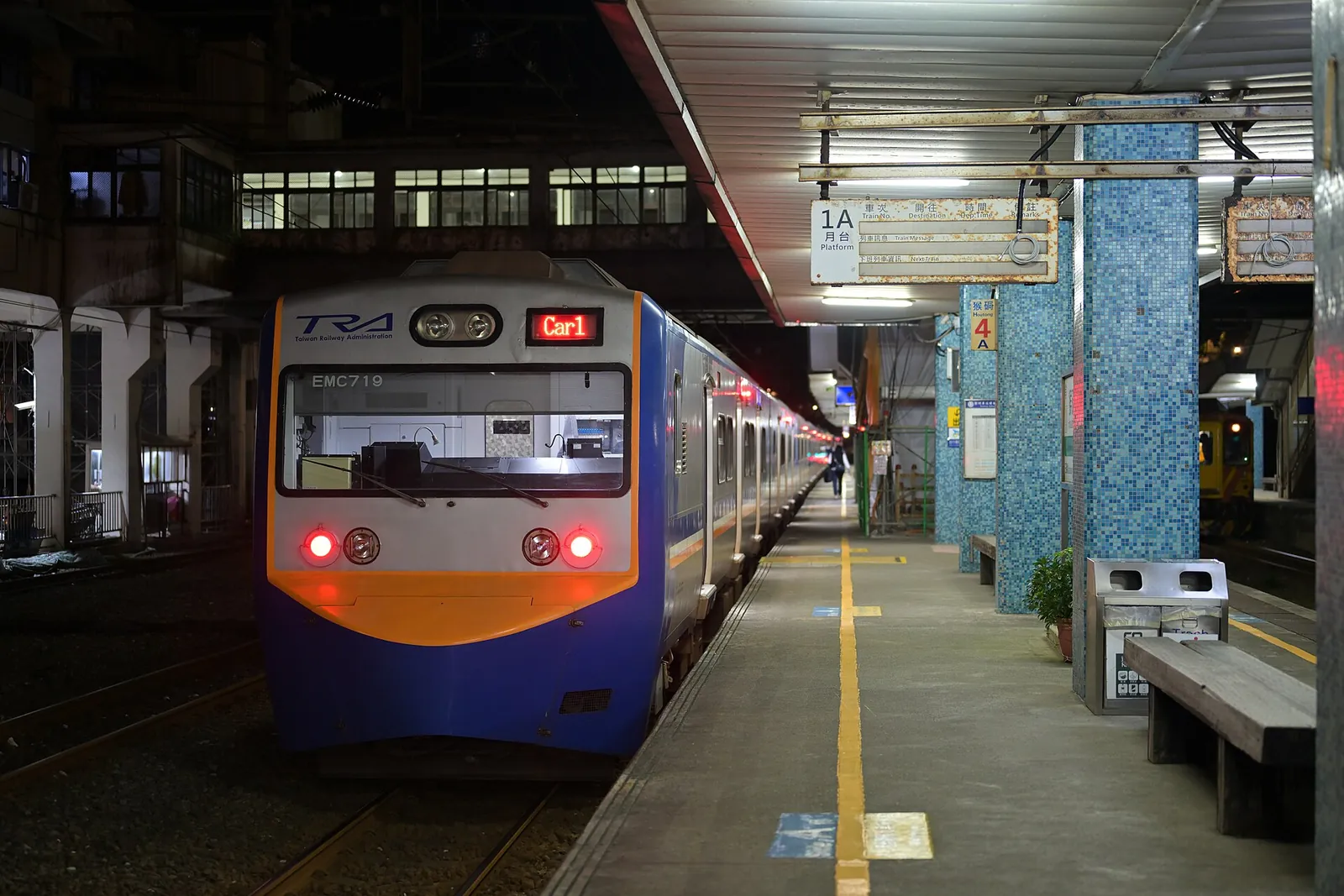 Vlak Taiwan Railway ve stanici Houtong