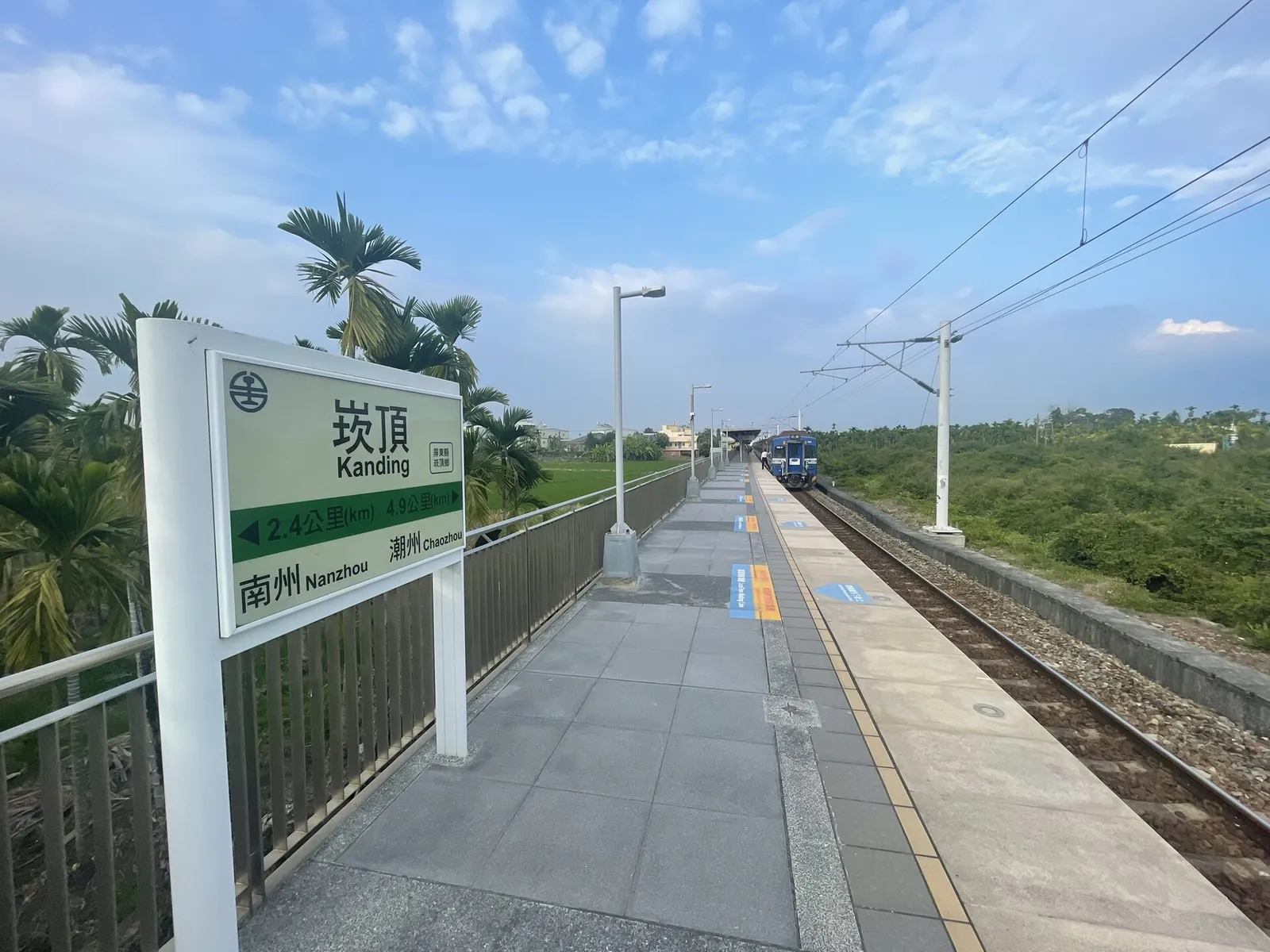 Otevřené nástupiště v Kanding Railway Station
