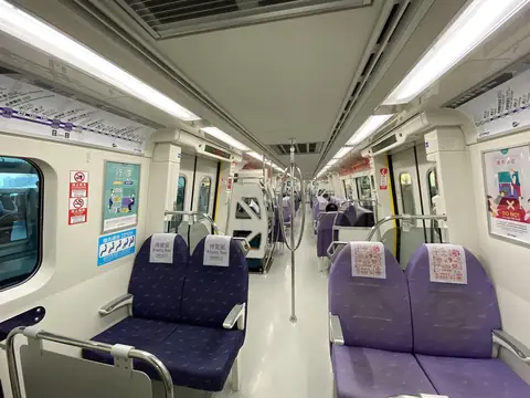 Siedzenia w pociągu Airport MRT w Taoyuan