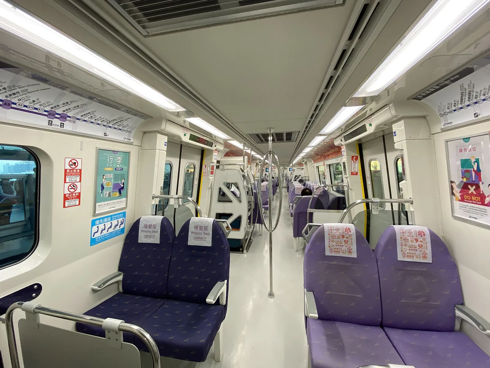 Asientos dentro de un tren Taoyuan Airport MRT