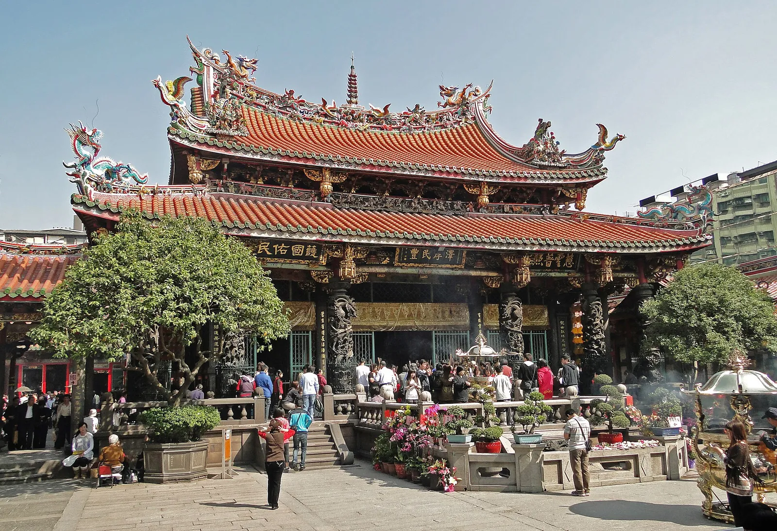 Longshan Temples gård og dekorerede hovedhal i Wanhua