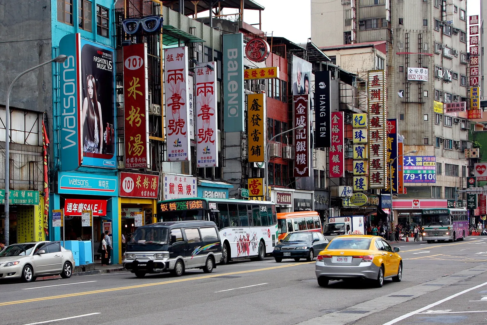 Gadeskilte og virksomheder på Xiyuan Road i Wanhua