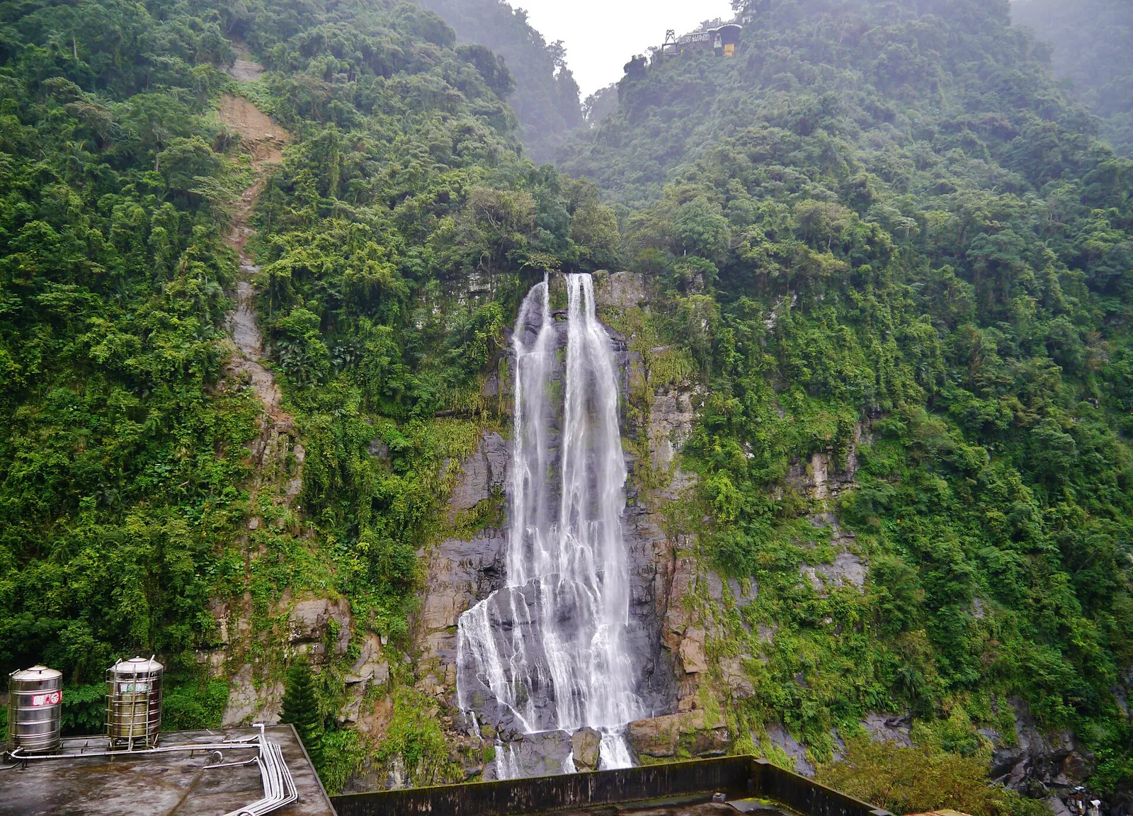 Cascata de Wulai a descer por uma encosta verde