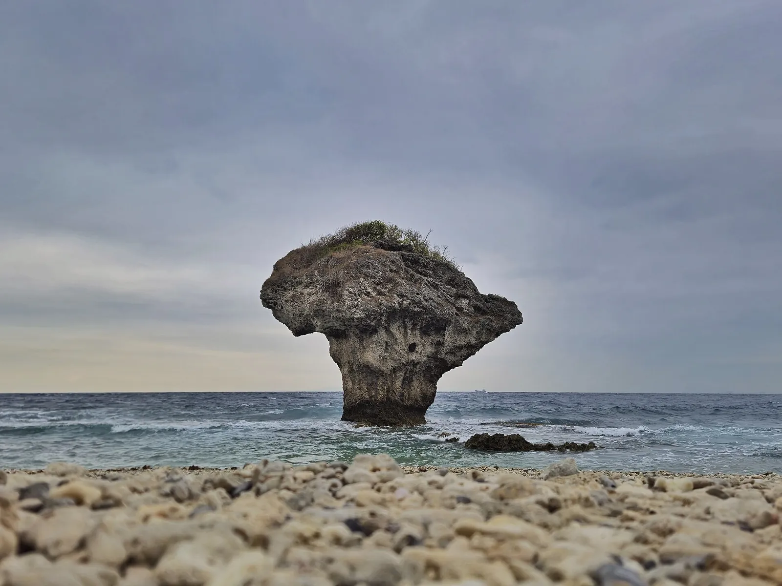 Vase Rock u korálového břehu Xiaoliuqiu