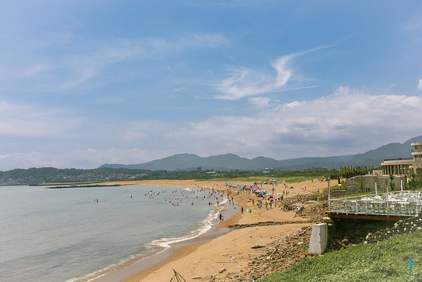 Písek a moře v Zhongjiao Bay v Jinshanu