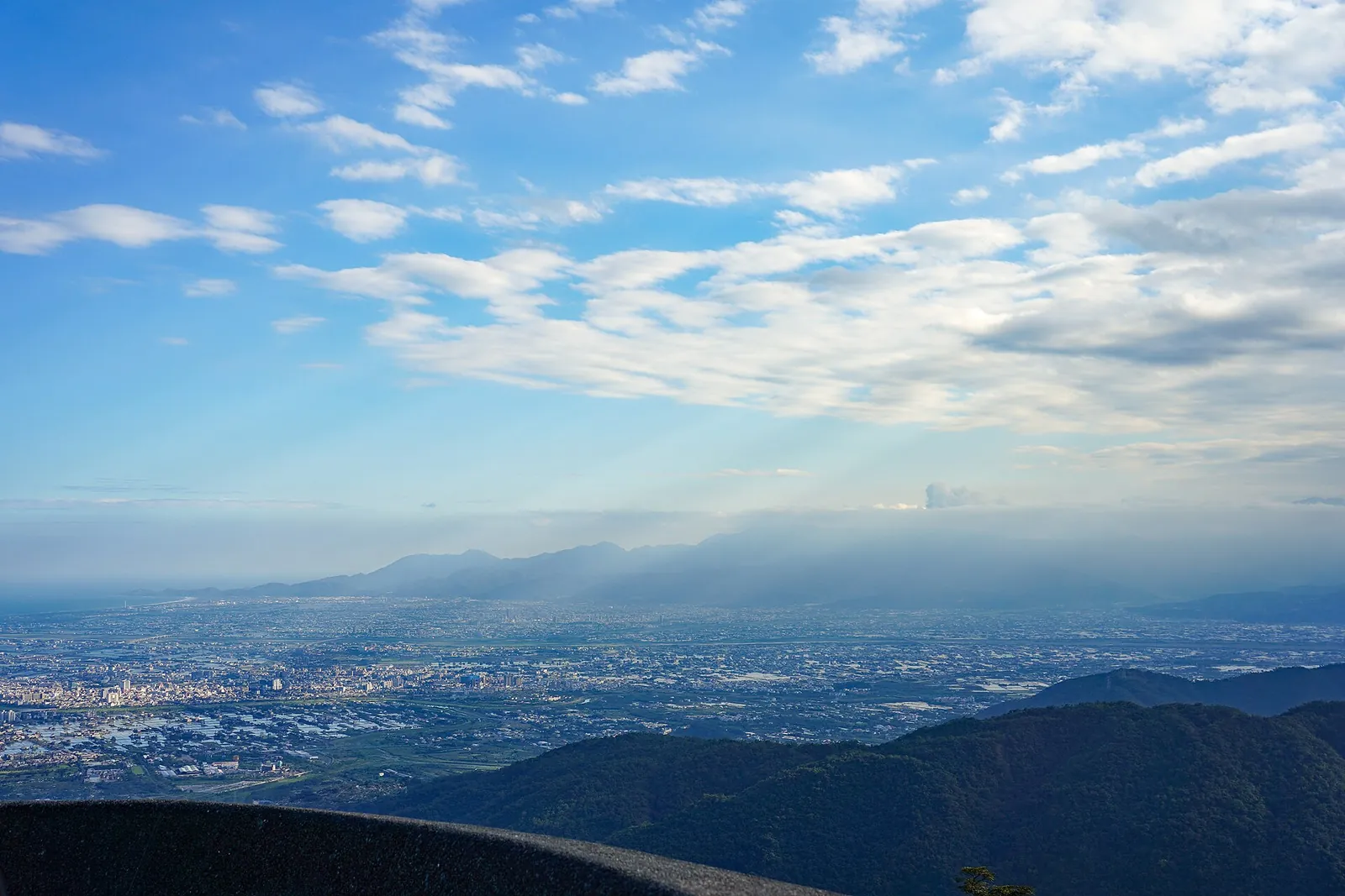 Ampio panorama urbano di Yilan e della pianura di Lanyang sotto un cielo azzurro