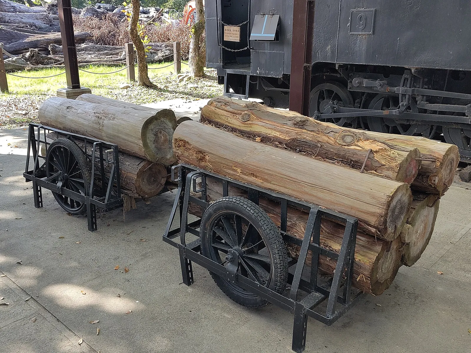 Storico carro per legname e attrezzatura ferroviaria nel Parco della cultura forestale di Luodong