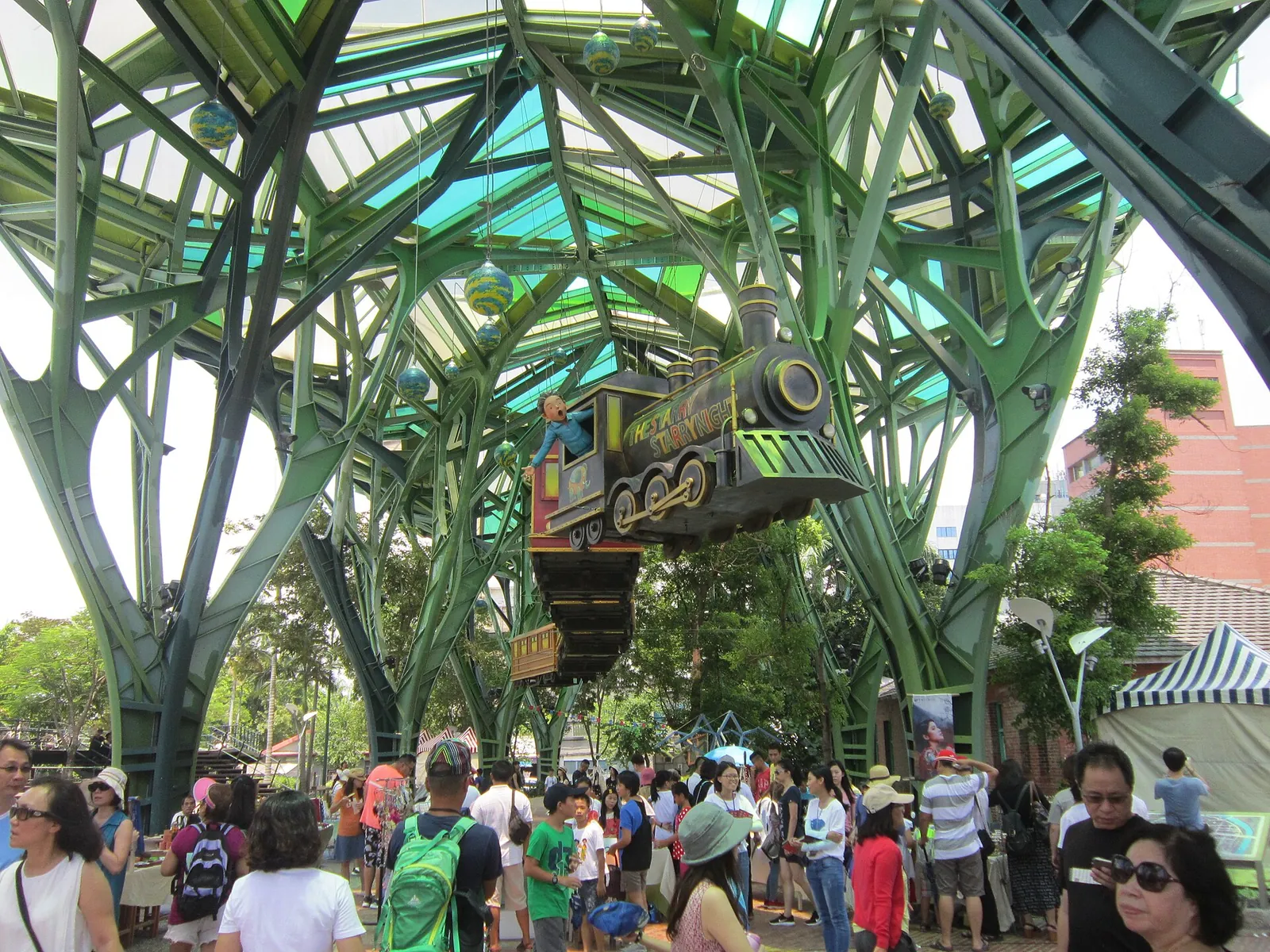 Carrozza ferroviaria decorativa sospesa sotto la verde copertura della Diu Diu Dang Forest