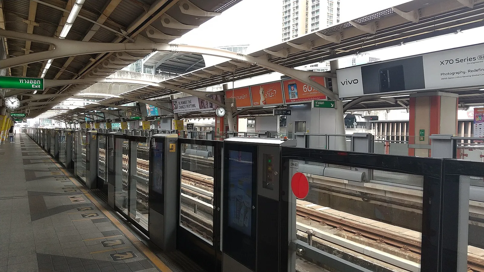 Platforma na stanici Phaya Thai BTS v Bangkoku