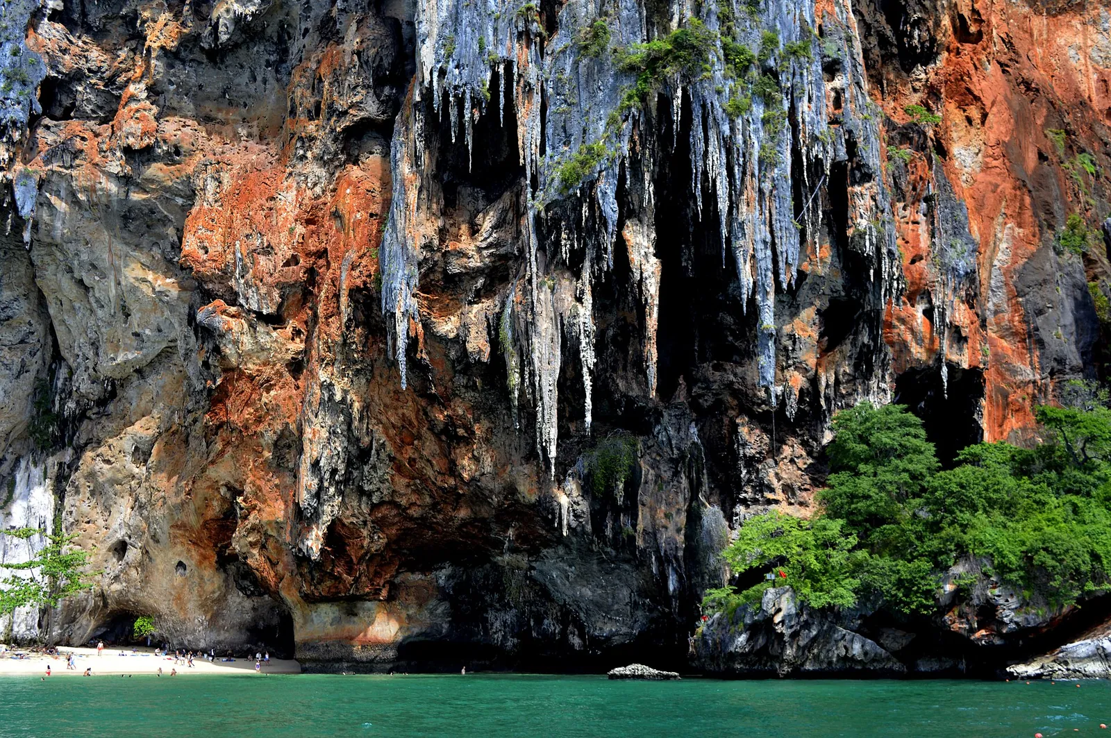 Scogliere calcaree arancioni e grigie sopra l'acqua turchese a Railay