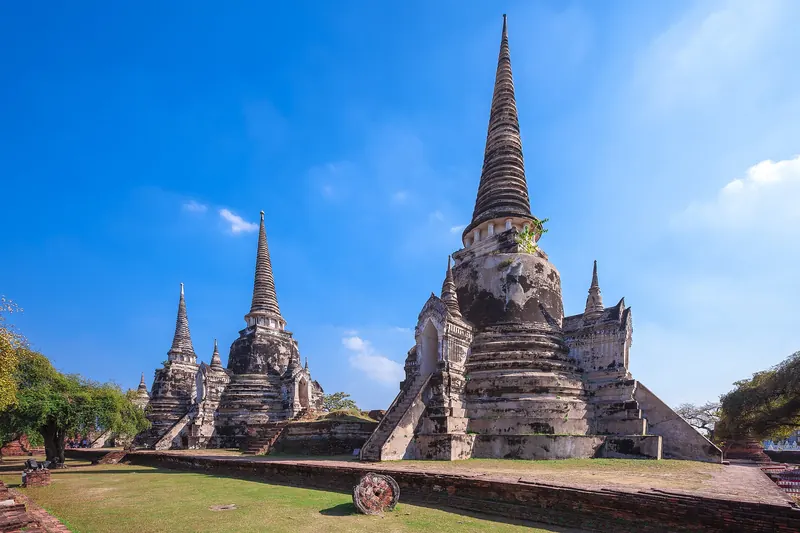The three bell-shaped chedis of Wat Phra Si Sanphet under a blue sky in Ayutthaya Historical Park