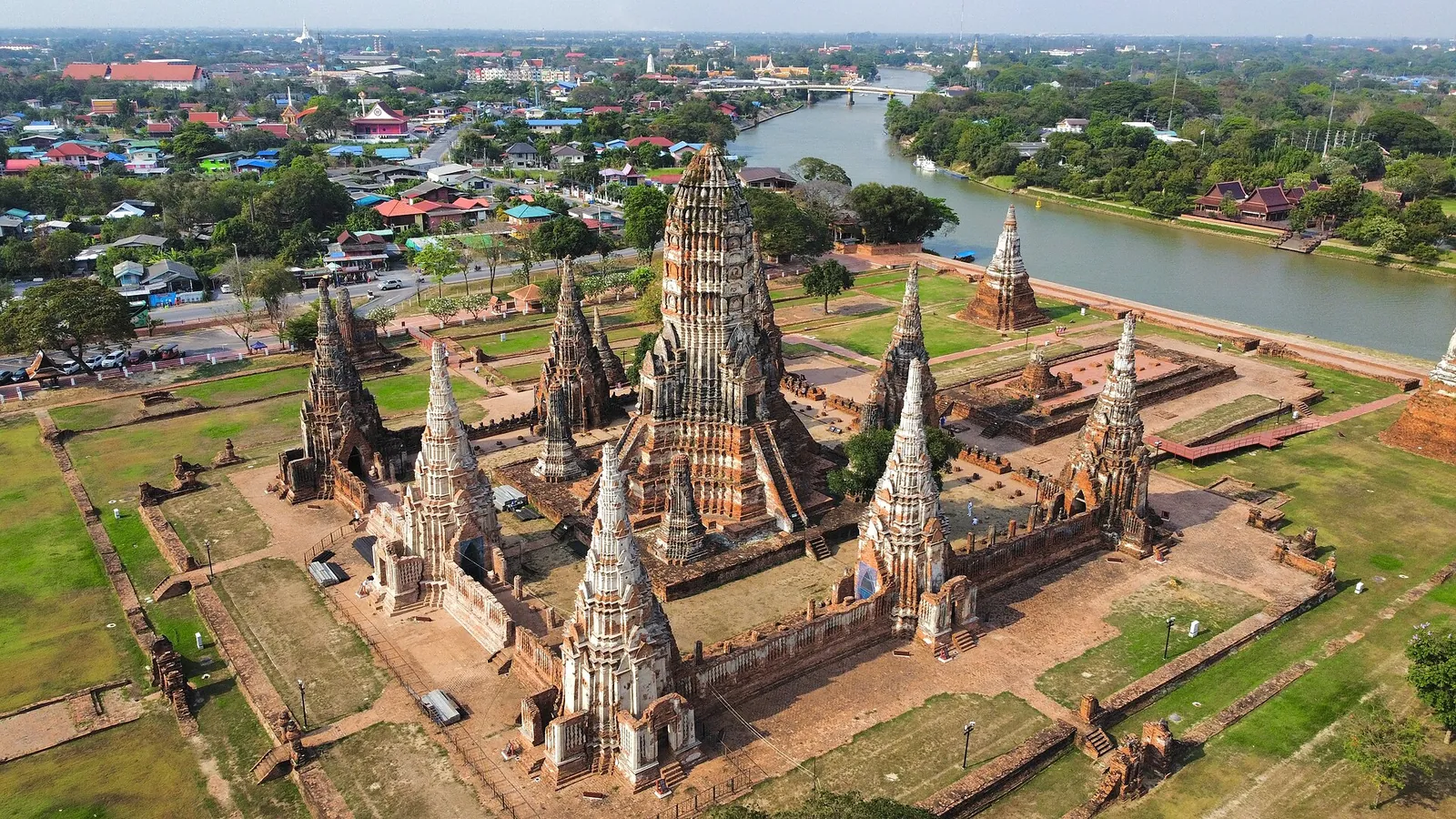 Vedere aeriană a prang-ului central și a turnurilor de la Wat Chaiwatthanaram, lângă râul Chao Phraya