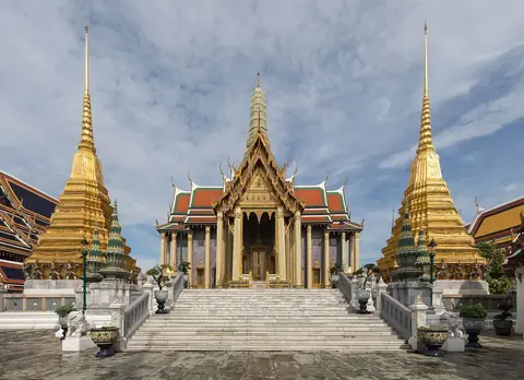 Złote czedi i Prasat Phra Thep Bidon w Wat Phra Kaew na terenie Pałacu Królewskiego w Bangkoku