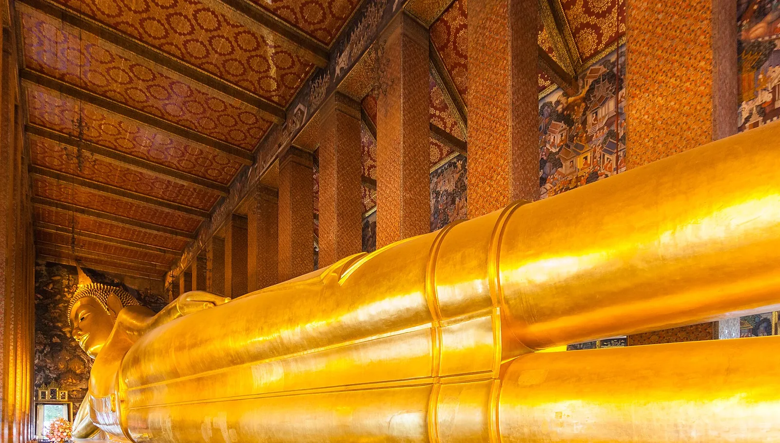 Den forgylte liggende Buddhaen i hallen sin i Wat Pho, Bangkok