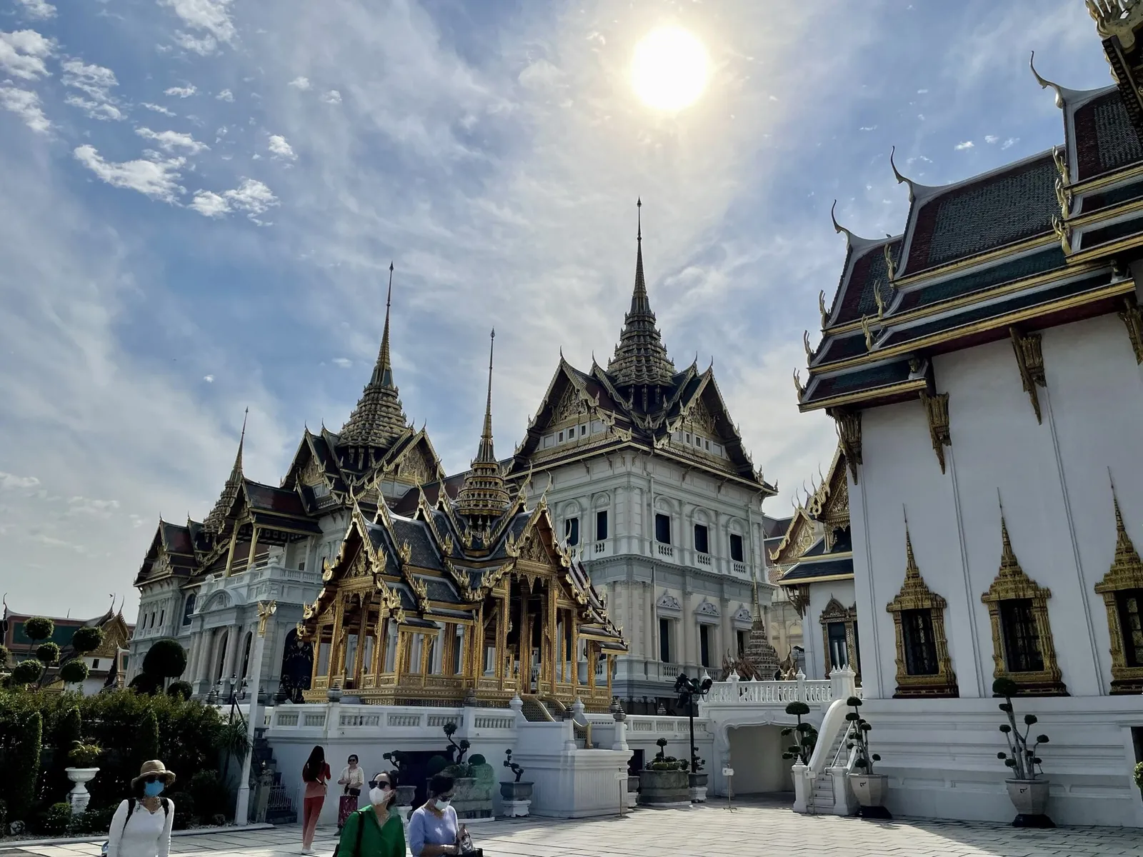Edifici reali decorati nei giardini del Grand Palace a Bangkok