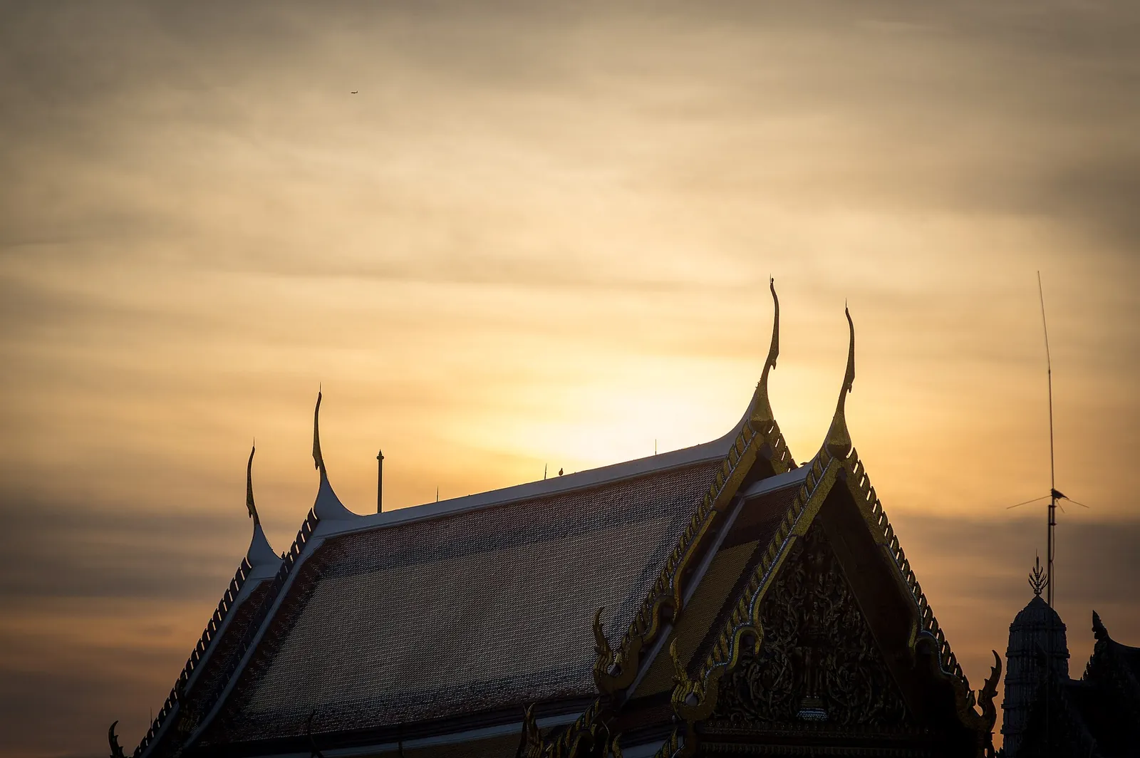 Bordi del tetto che si stagliano nel Grand Palace di Bangkok all'alba