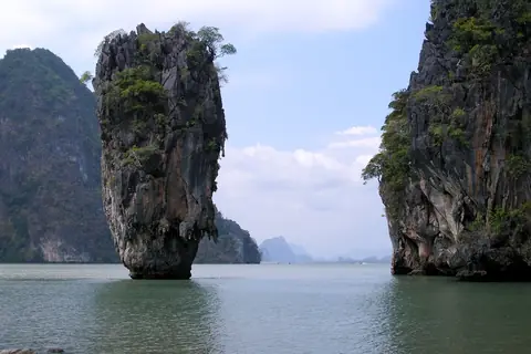Isole calcaree che emergono dall'acqua nella baia di Phang Nga