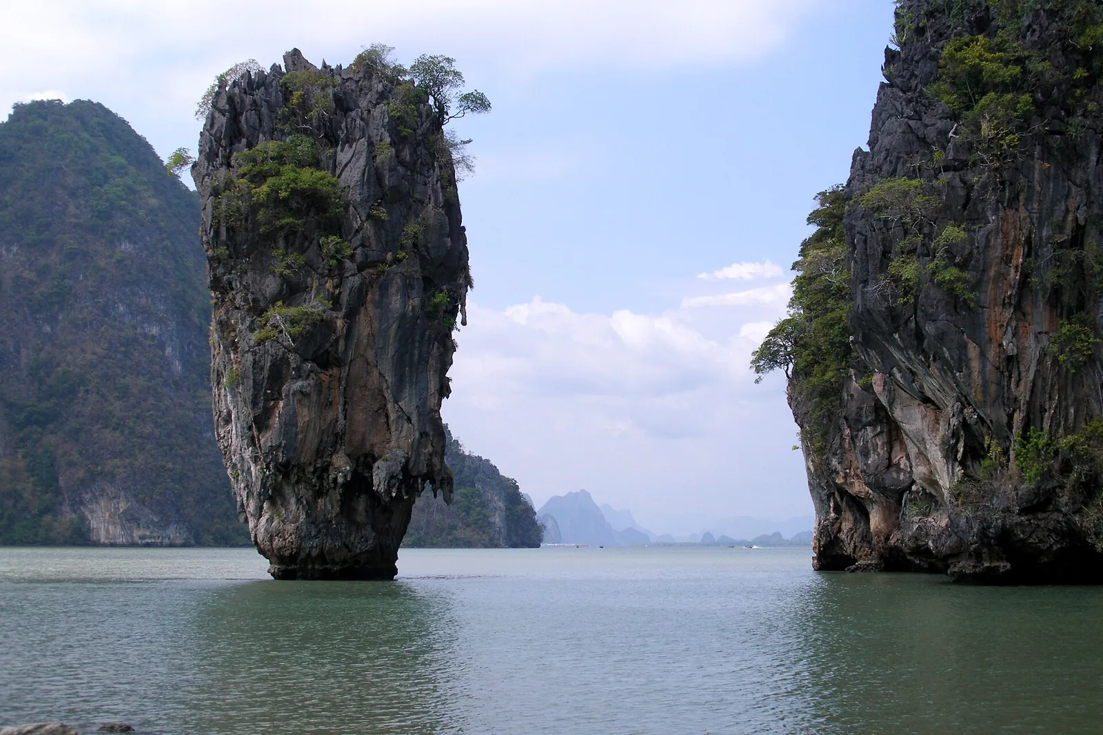 Vápencové ostrovy stoupající z vody v zátoce Phang Nga