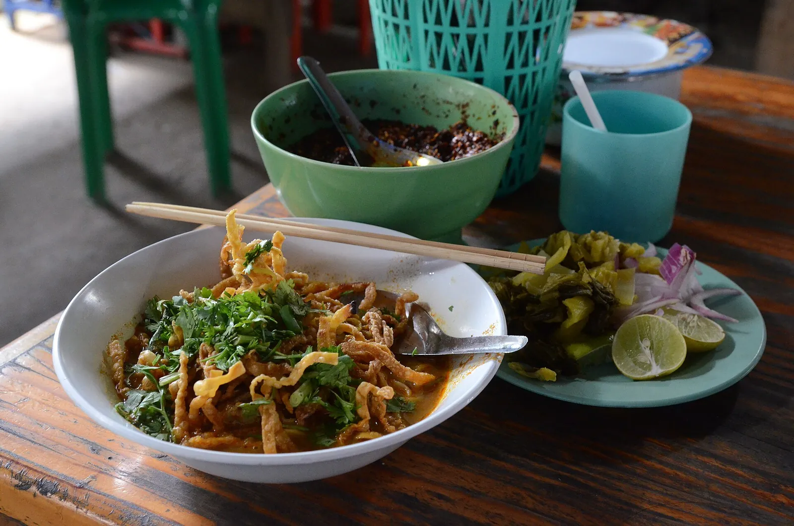 Miska khao soi podávaná s doprovodem v Chiang Mai