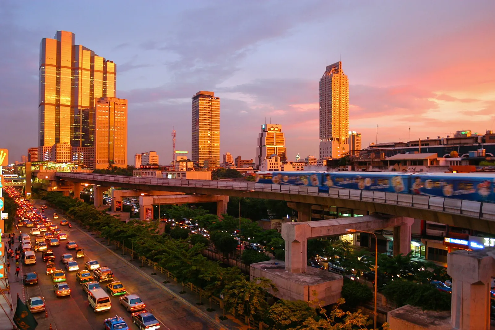 Bangkok Skytrain a městské budovy při západu slunce