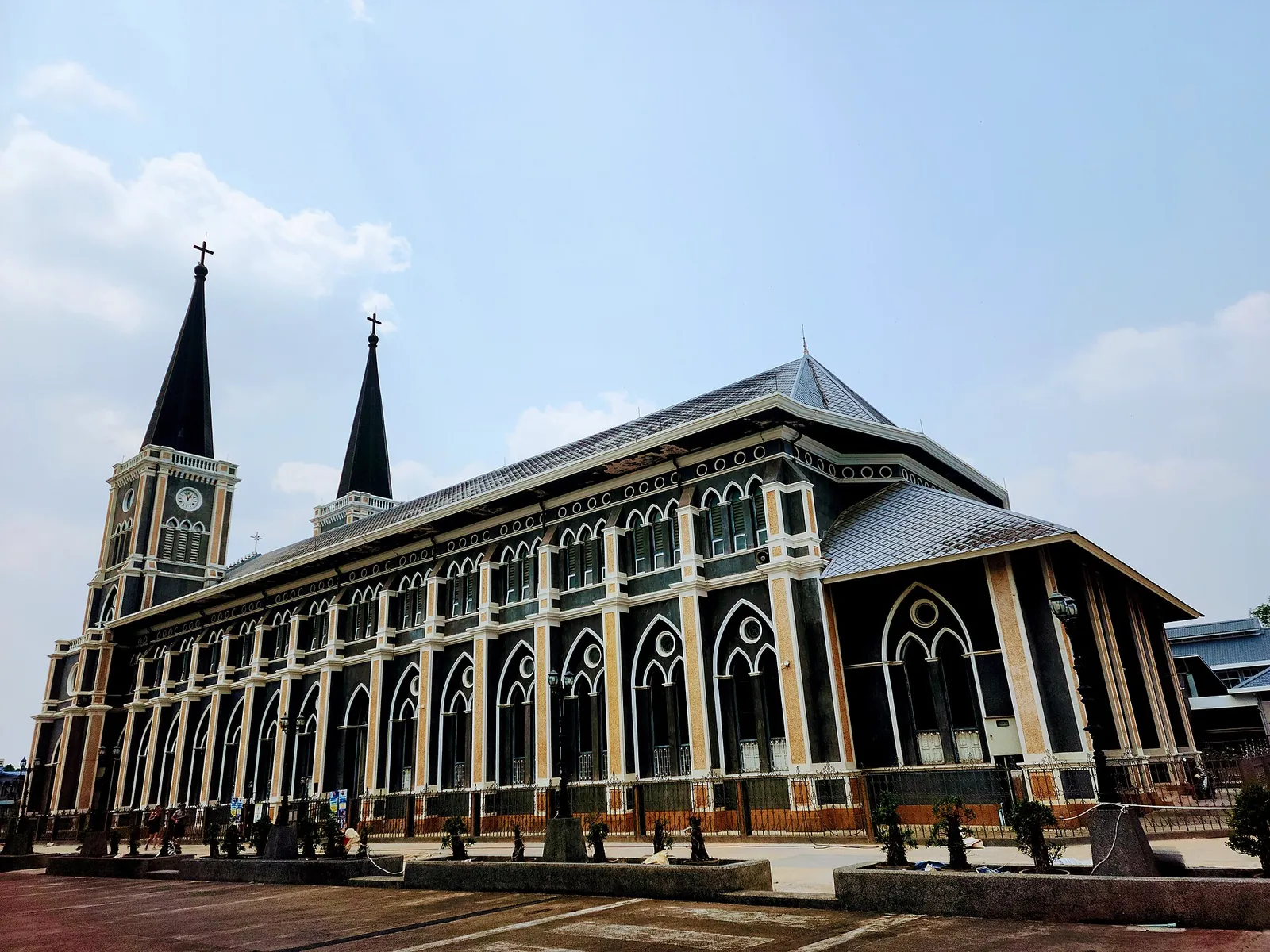 The long side of the Chanthaburi cathedral with its Gothic-style windows and two spires