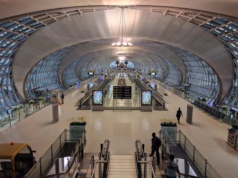 Interno di un atrio dell'aeroporto di Suvarnabhumi