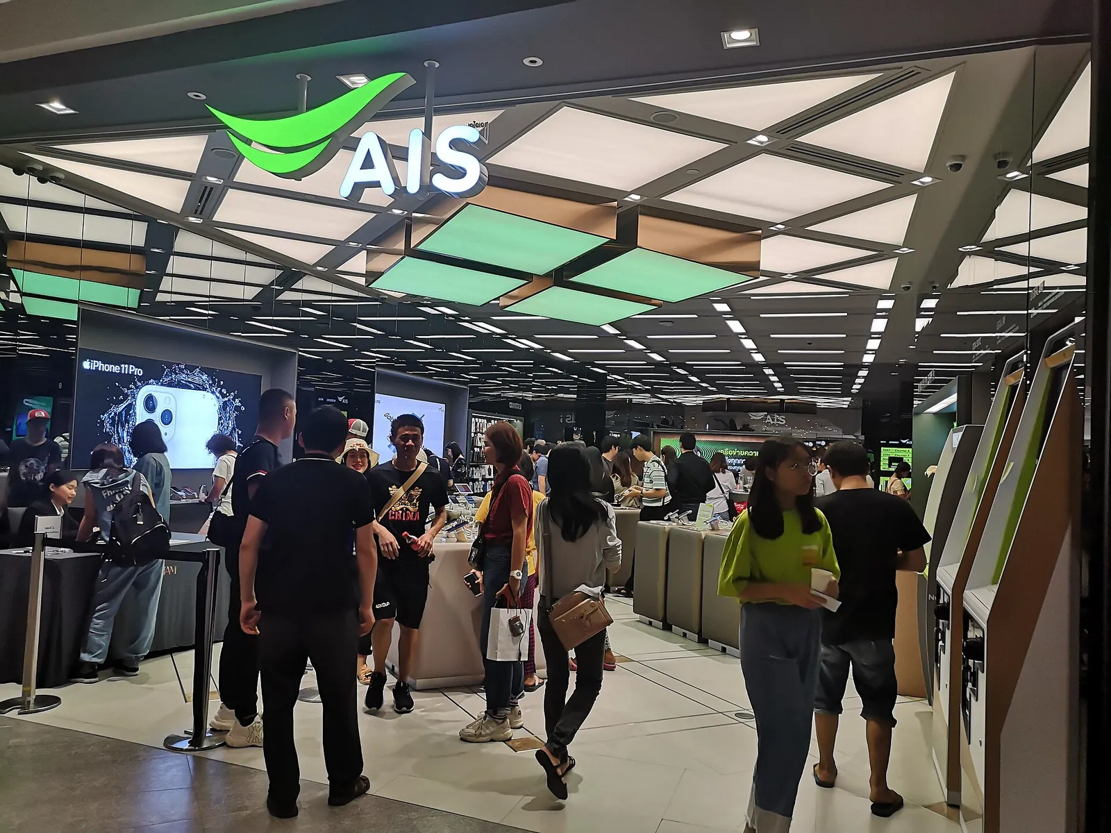 Vstup do telekomunikační prodejny AIS v ICONSIAM