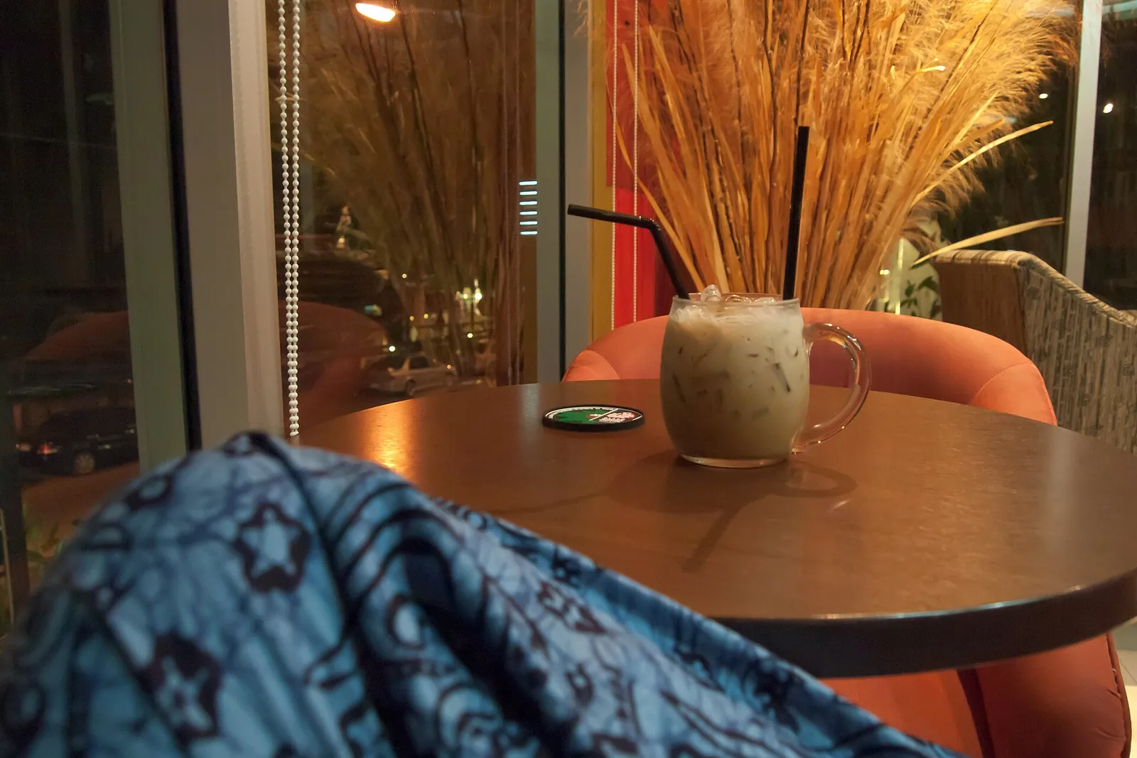 Ledová káva na stole v kavárně v Chiang Mai
