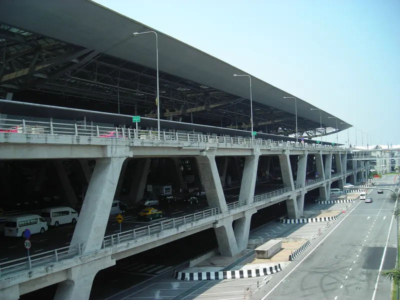 Exteriér hlavního terminálu pro cestující na letišti Suvarnabhumi
