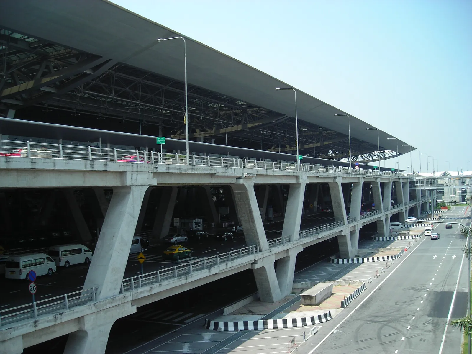 Exteriér hlavního terminálu pro cestující na letišti Suvarnabhumi