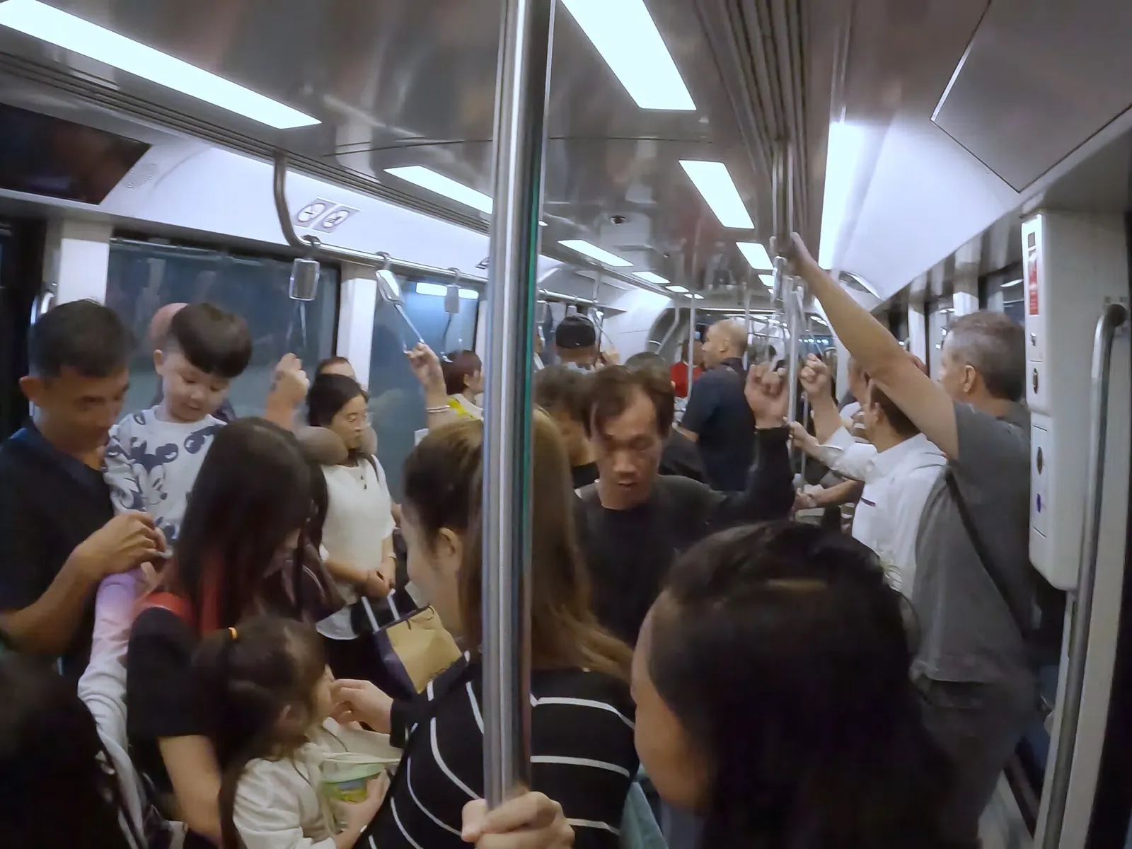 Cestující na palubě automatizovaného transportéru na letišti Suvarnabhumi