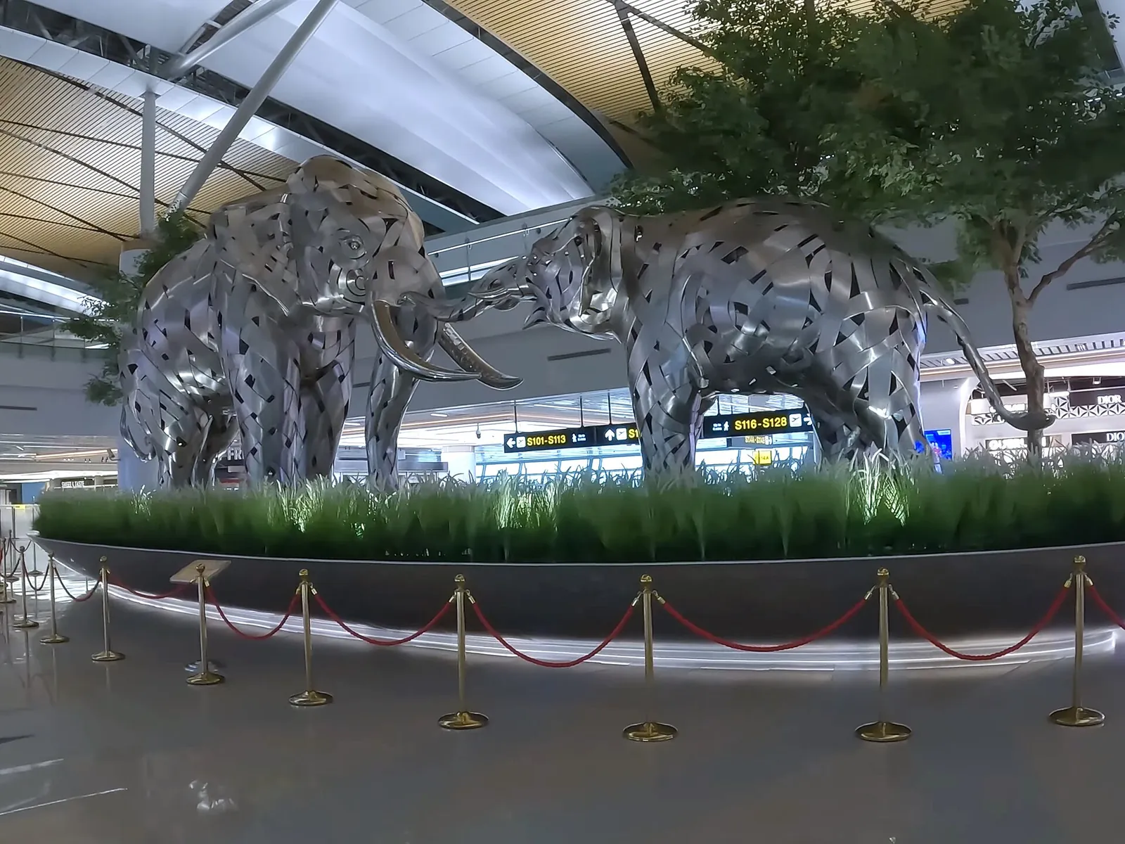 Kovové sochy slonů uvnitř budovy SAT-1 letiště Suvarnabhumi